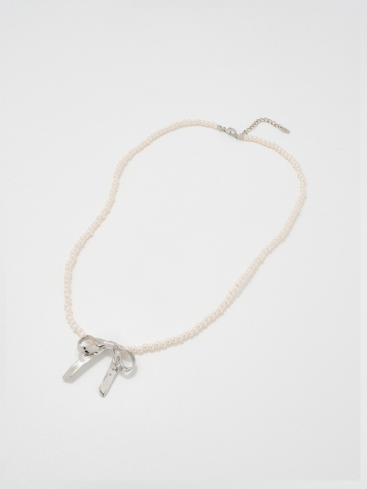 Strong Ribbon Pearl Necklace