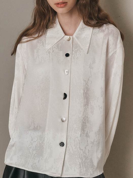 WD_Button point white blouse