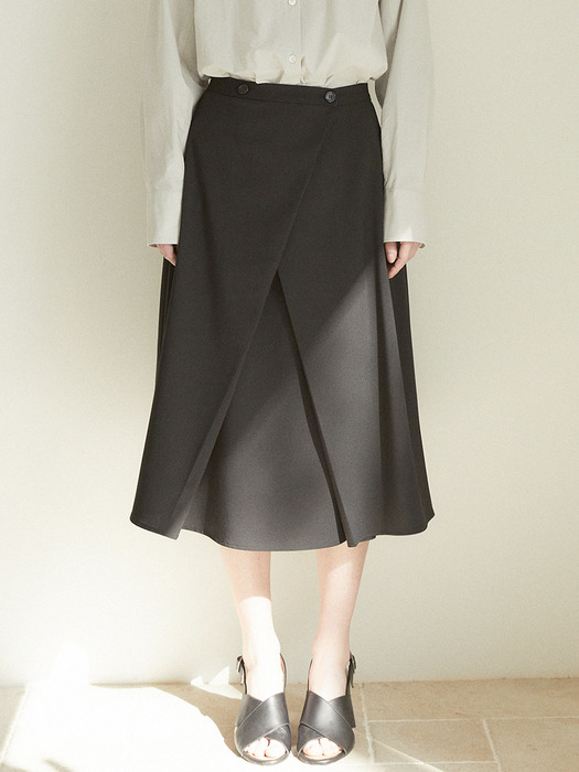 Pleated A-line skirt (black)