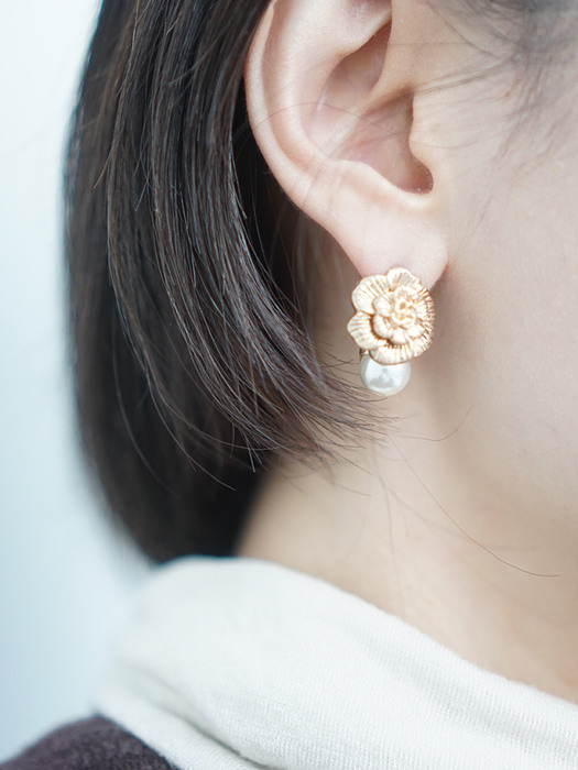 mini flower pearl earrings