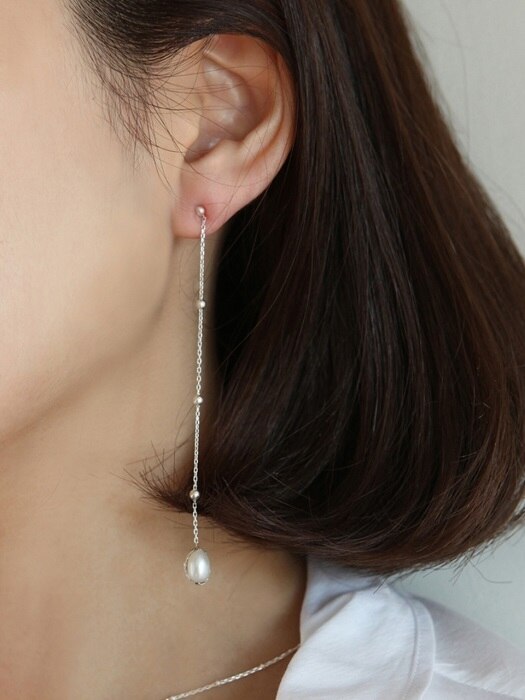 Unbalance pearl earring