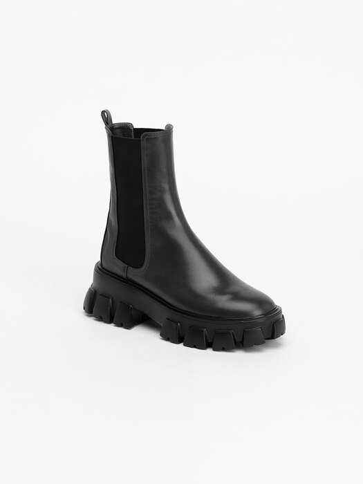 Trigger Mid Lug-sole Boots in Black
