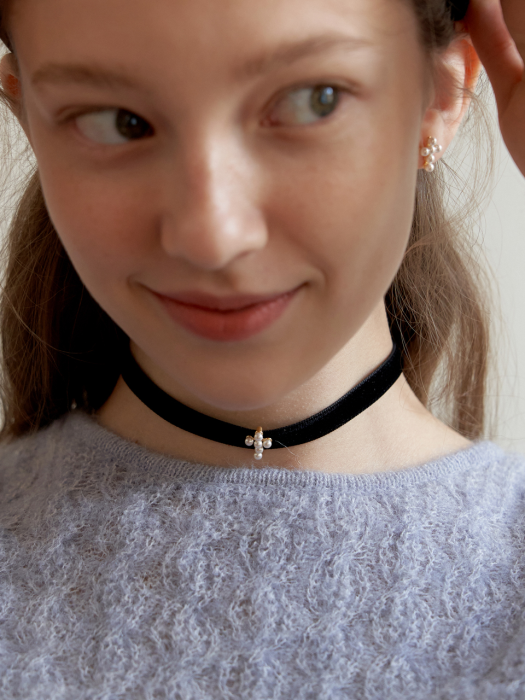 Pearl Cross Velvet Choker__NZ1127