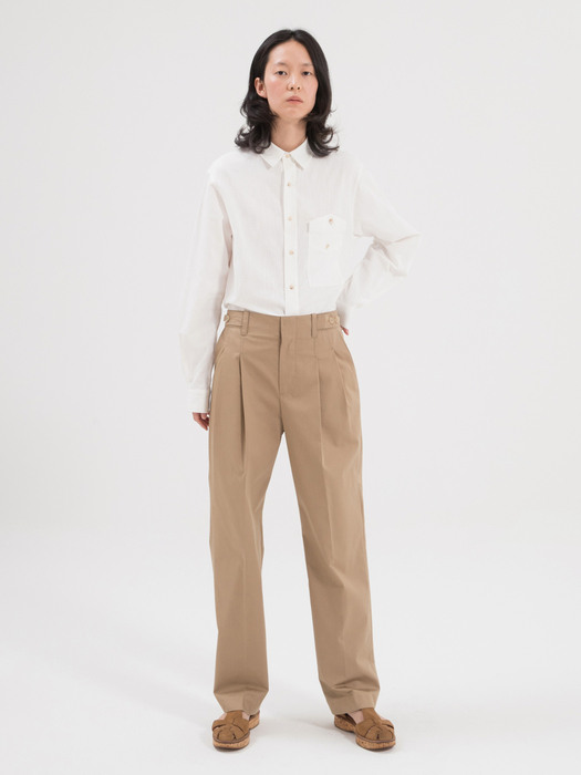 BUTTON ON BAND PLEATED PANTS / GENTLE BEIGE