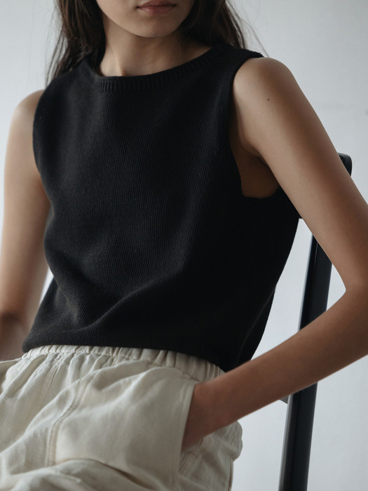 Boat neck sleeveless knit (Black)