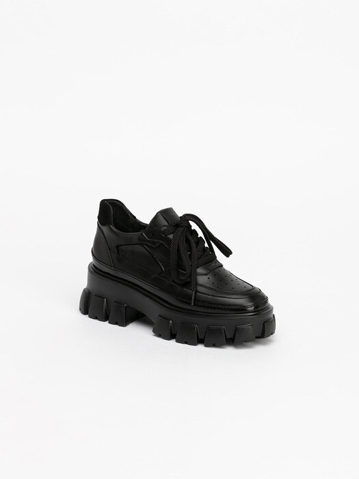 Traum Lugsole Lace-up Shoes in Black
