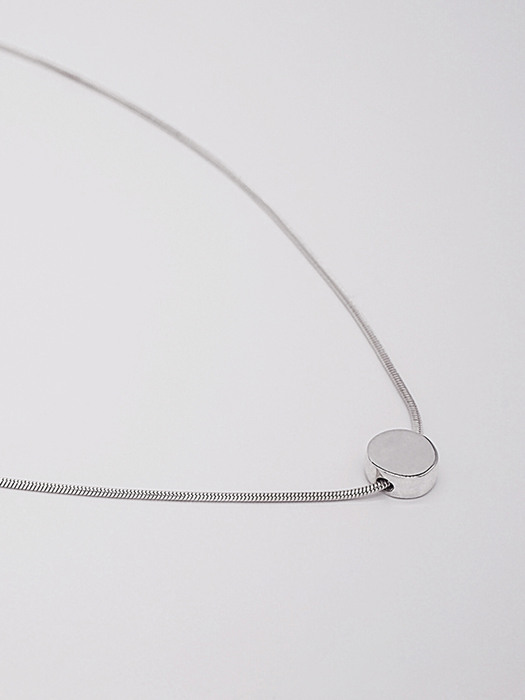 Round silver pendant necklace