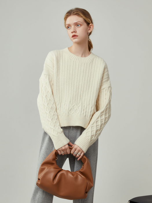 Short round neck pull-over sweater