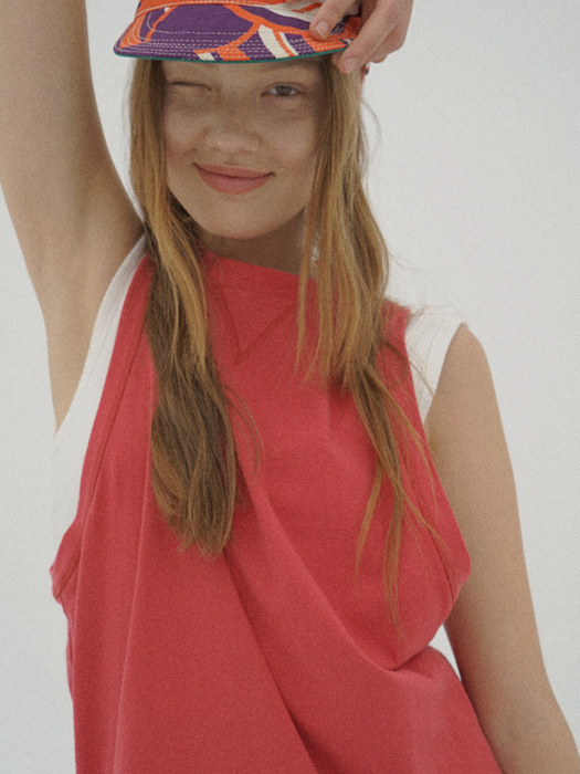 Sleeveless Tee in red cotton