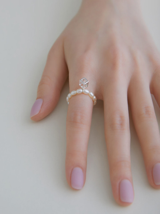 Frame Cube Pearl Ring