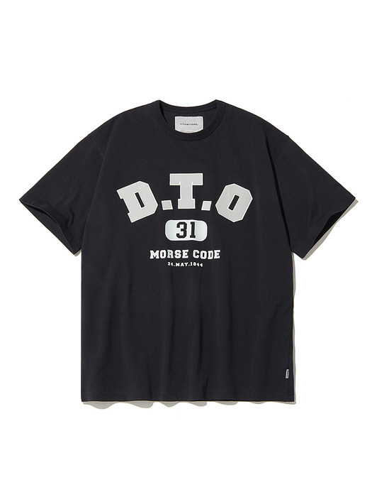 D.T.O 로고 아플리케 자수 티셔츠_블랙