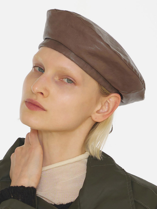 PLATE BERET / STRAP / LEATHER / BROWN