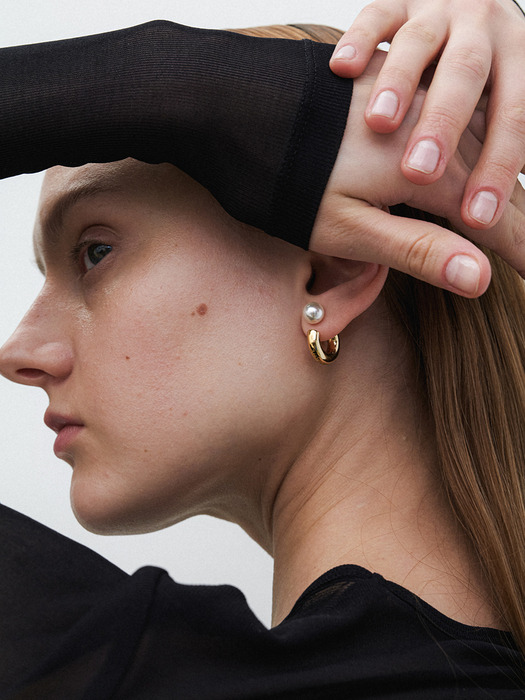curve pearl earring