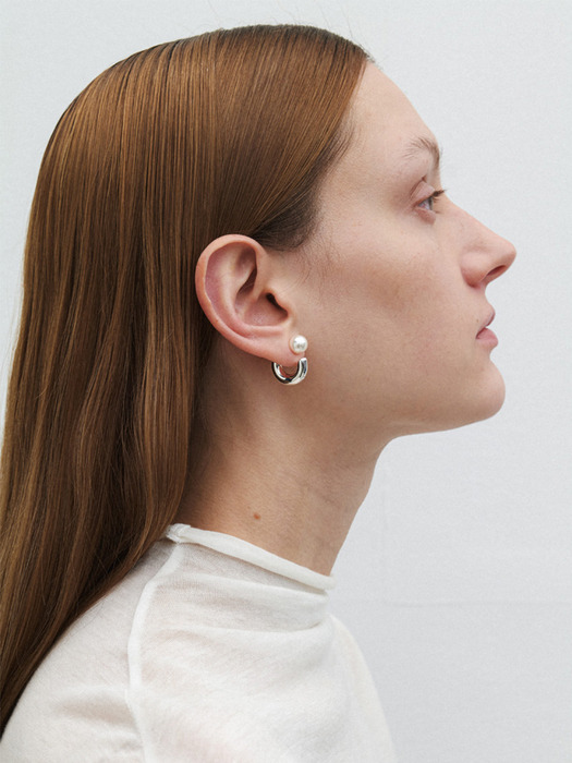 curve pearl earring