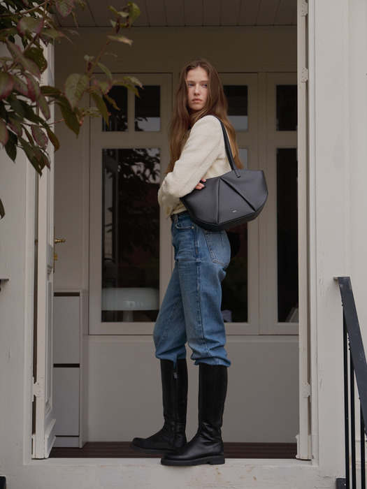 [단독]LYV shoulder bag (Black) 리브숄더백