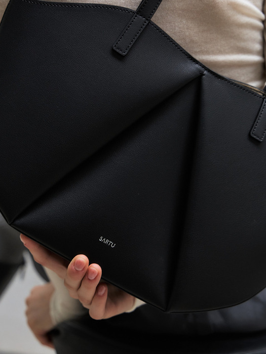 [단독]LYV Shoulder bag (Black)