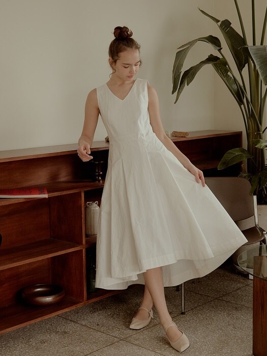 Latte Sleeveless Dress [White]