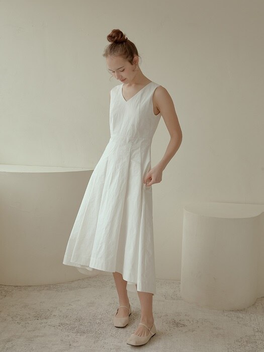 Latte Sleeveless Dress [White]