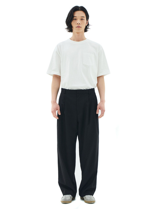 Two tuck wide slacks black