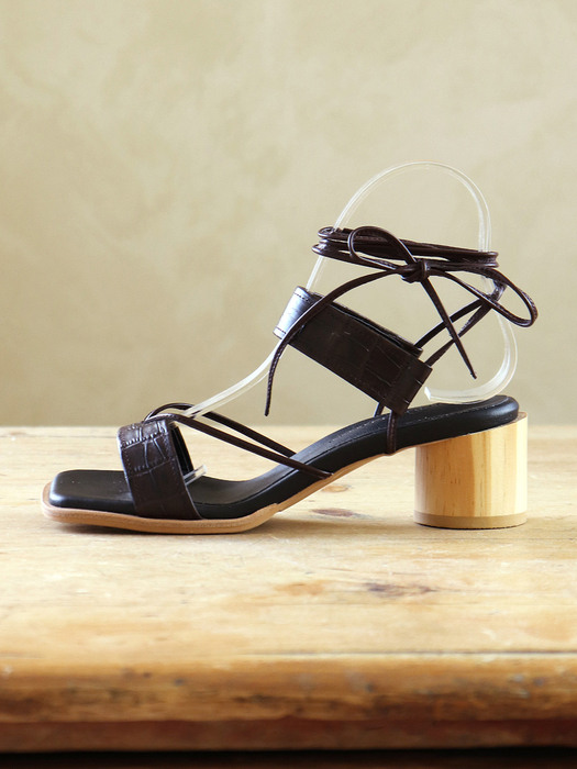 wood heel flip flops brown