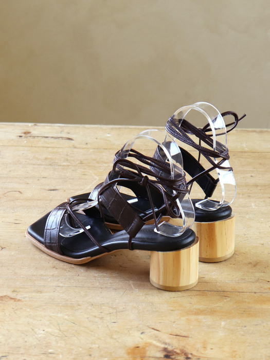 wood heel flip flops brown