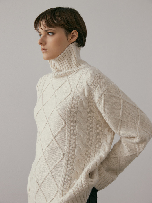 CABLE TURTLENECK SWEATER (OATMEAL)
