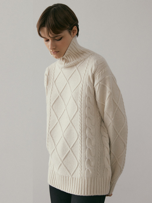 CABLE TURTLENECK SWEATER (OATMEAL)