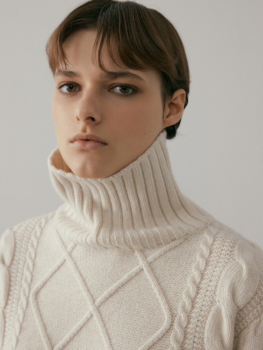 CABLE TURTLENECK SWEATER (OATMEAL)