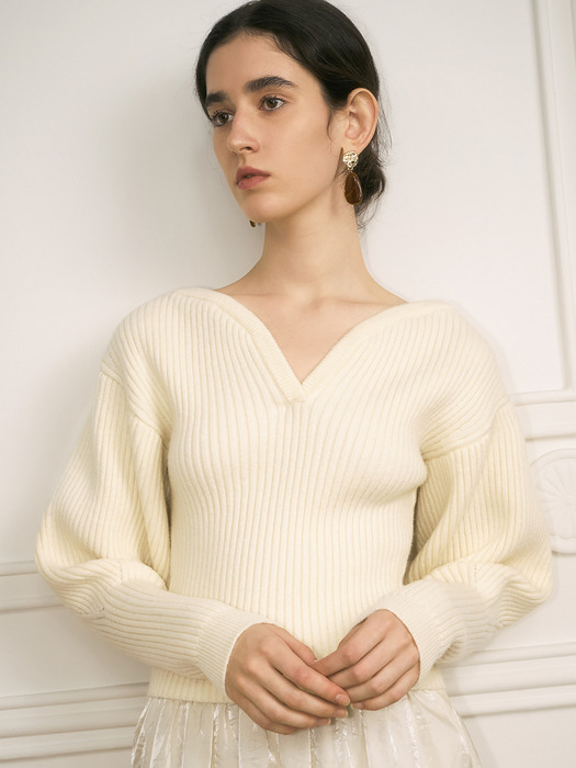 YY_White moonlight v-neck sweater