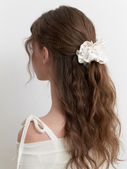 romatic satin ruffle scrunch - cream