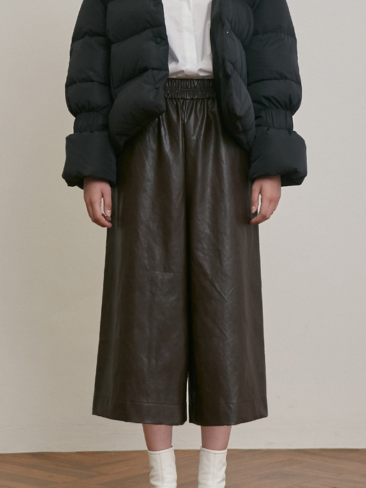 FAUX LEATHER WIDE CROPPED PANTS [BLACK] BROWN]