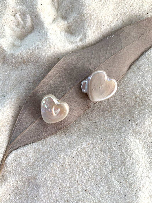 Nature Mini Heart Pearl Earrings