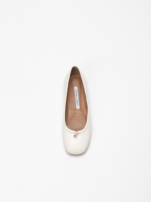 Meringue Soft Flat Shoes in White