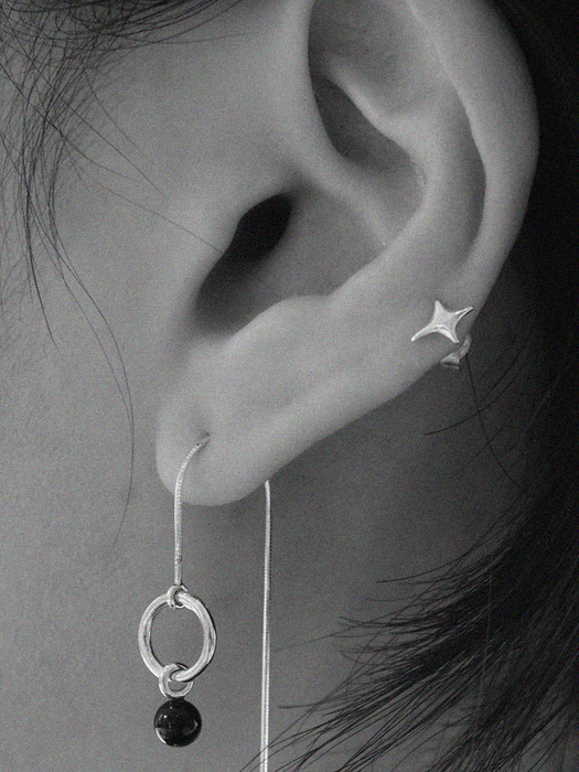 Mono onyx earring