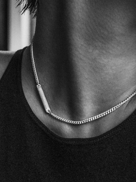 Classic bar necklace