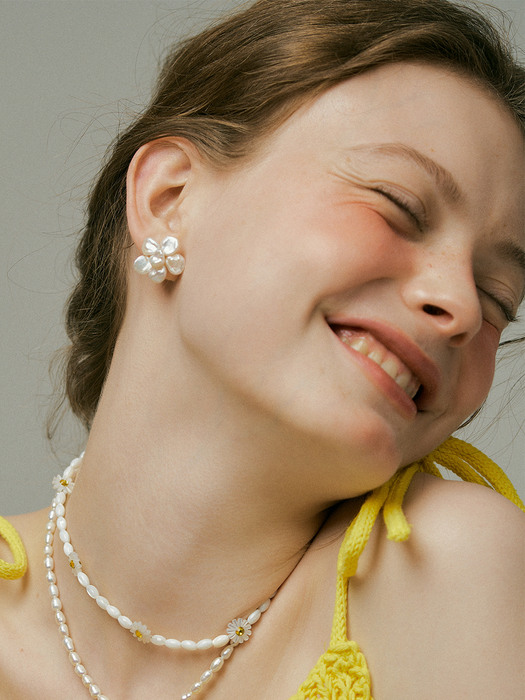 Flat floral pearl Earrings