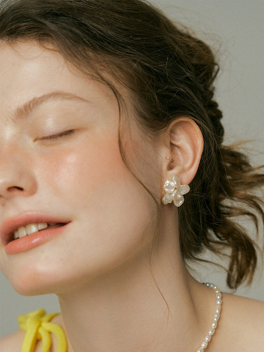 Flat floral pearl Earrings
