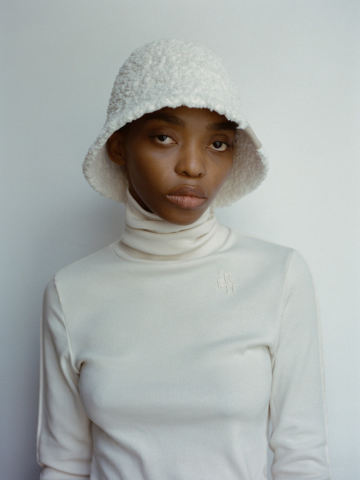 LOGO EMBROIDERED TURTLE NECK TOP IVORY