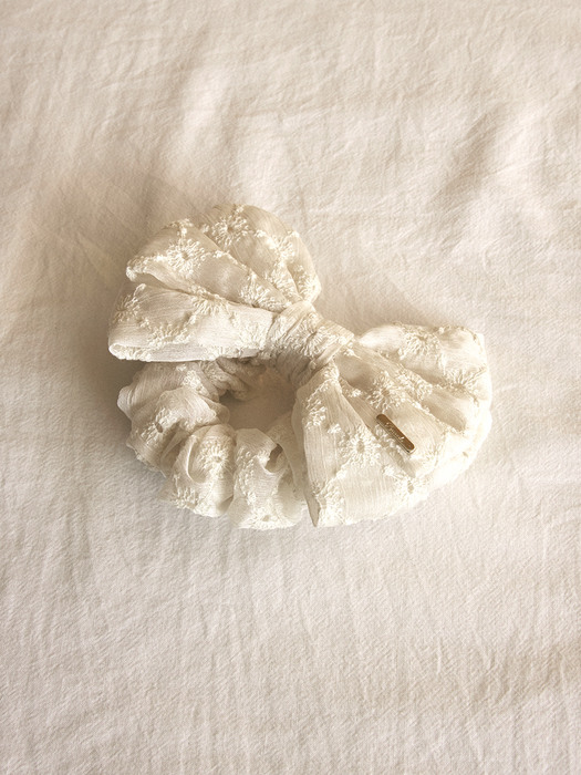 Lacy ribbon scrunchie, Lina