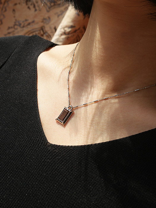 Pattern square necklace (Burgundy)
