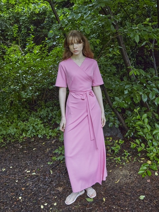 지속가능한 랩원피스 - 버블리 핑크 실키 저지 플리츠 롱 맥시 드레스