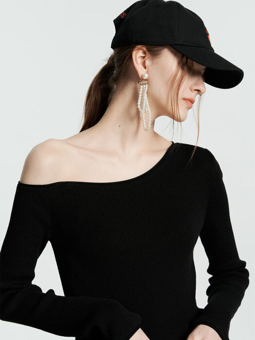 AIMEE BLACK UNBALANCE SHOULDER KNIT