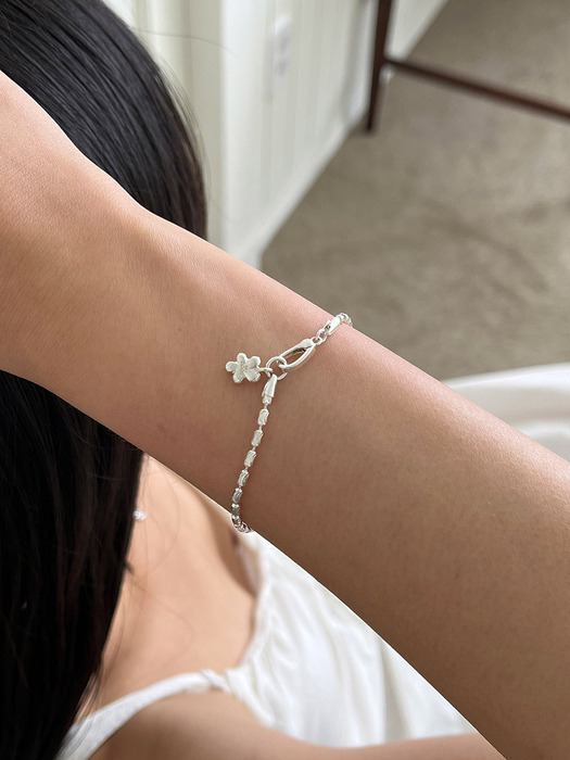 Tiny flower bracelet