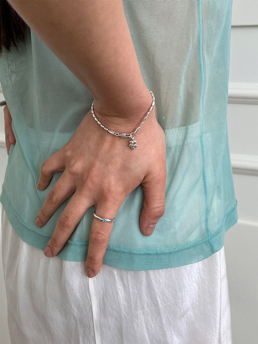 Tiny flower bracelet