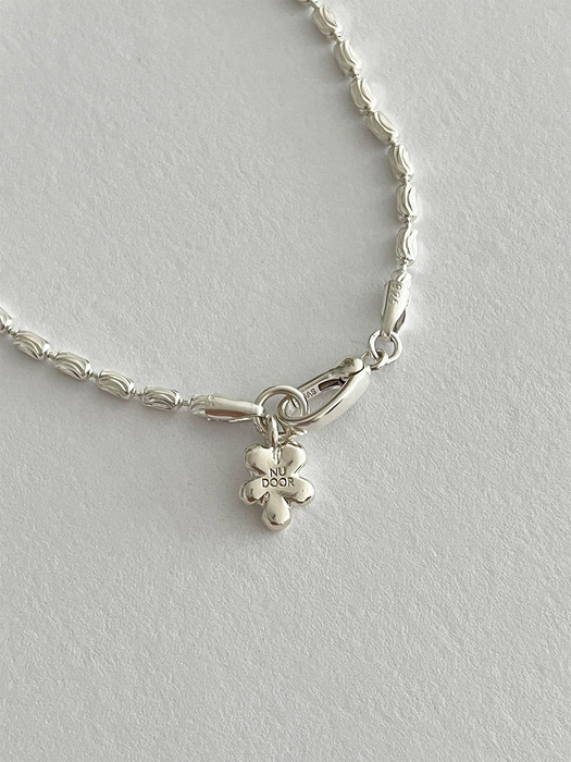 Tiny flower bracelet