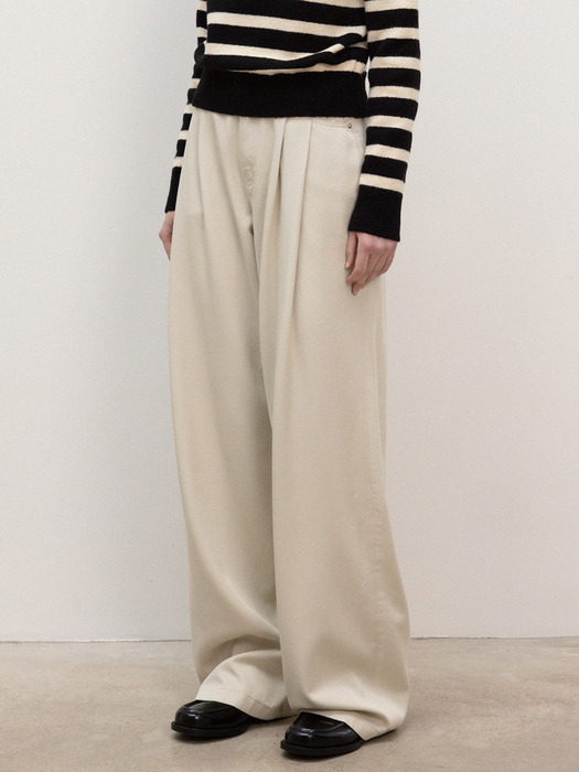 soft cotton two-tucked pants (light beige)