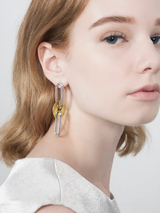 Circle grabs chain single earring