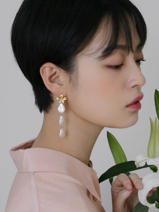flower pearl drop earrings (2colors)