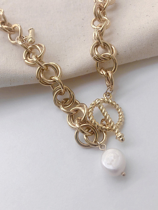 Bold Circle Chain Necklace