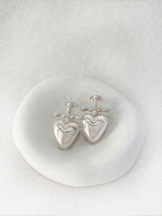 Heart anchor earring